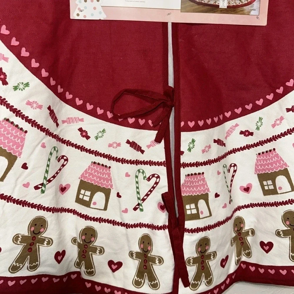 Cupcakes and Cashmere Gingerbread Man Christmas Tree Skirt 52 Inch‎ Red White